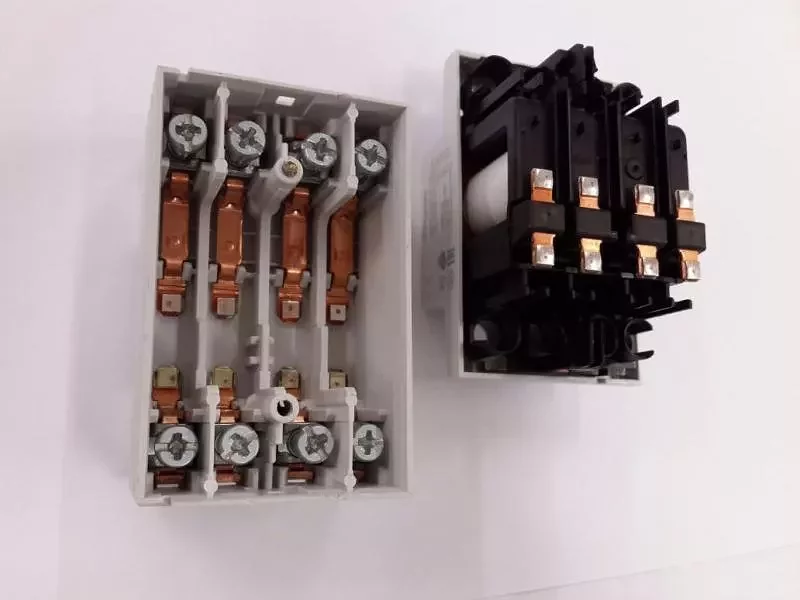 Модульный контактор ESB63-40 (63А AC1) катушка 220В АС/DC GHE3691102R0006